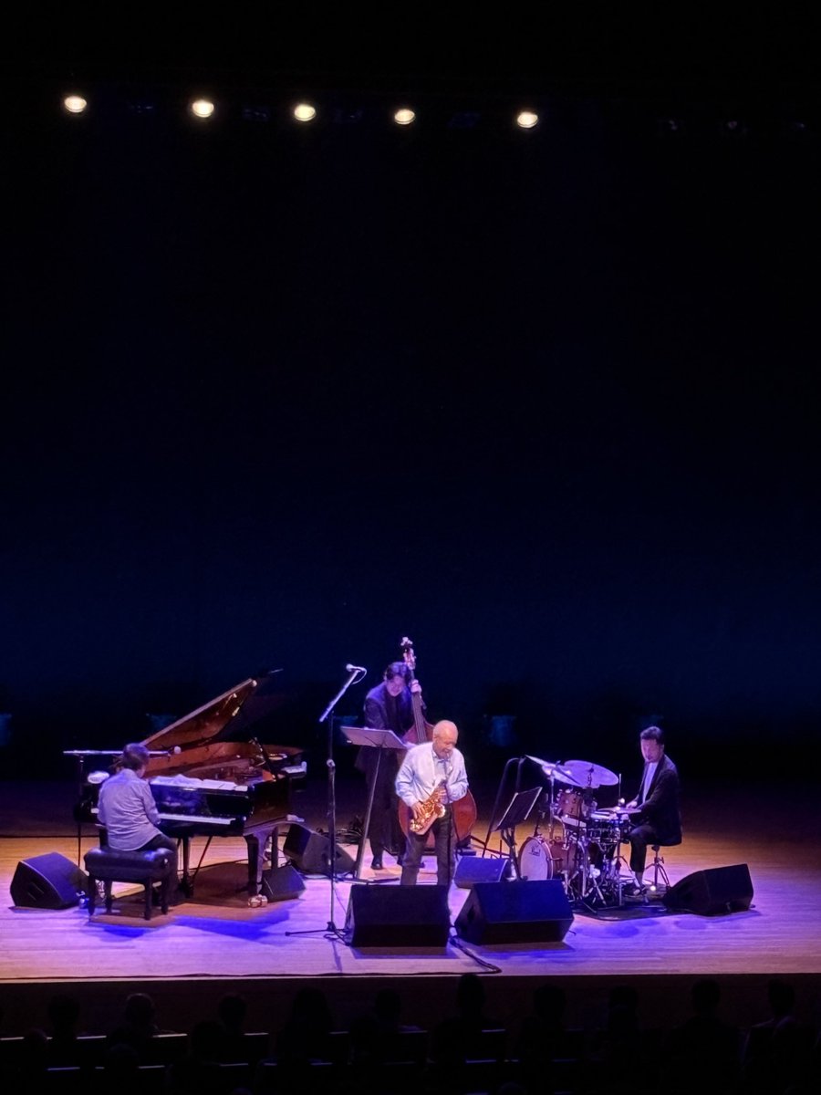 Sadao_Watanabe's tweet photo. 9月カルテットツアーの最終日は
#磐田市民文化会館かたりあ へ🎷

外はあいにくのお天気でしたが
多くの皆さまとツアー最終日を迎えることができました。またお会いしましょう！

#渡辺貞夫
#小野塚晃
#三嶋大輝
#竹村一哲 https://t.co/fdcf1Oidrw