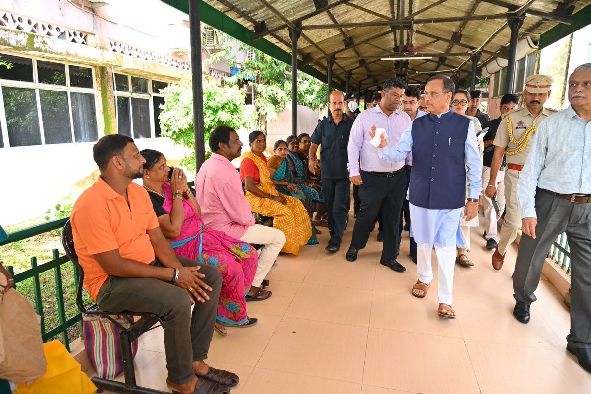MediaRN_ANI's tweet photo. माननीय उपराज्यपाल डॉ. दिनेश शर्मा जी ने, जी.बी. पंत अस्पताल परिसर स्थित जारवा वार्ड का दौरा कर वहां भर्ती जारवा जनजातीय समुदाय के मरीजों से मुलाकात की, उनका हाल-चाल जाना तथा उन्हें उपलब्ध कराई जा रही चिकित्सा सुविधाओं की जानकारी ली। उनके शीघ्र स्वस्थ होने और उत्तम स्वास्थ्य की कामना करते हुए संबंधित अधिकारियों को उनकी आवश्यकताओं के प्रति संवेदनशीलता एवं तत्परता के साथ कार्य करने के निर्देश दिए।
अस्पताल परिसर में मरीजों एवं उनके परिजनों की सुविधा को ध्यान में रखते हुए बेड युक्त रोगी सहायक निवास स्थापित करने हेतु प्रस्ताव प्रस्तुत करने के निर्देश दिए। साथ ही पुरुष वार्ड में मरीजों एवं उनके परिजनों के लिए पर्याप्त बैठने की व्यवस्था/पंखे/पीने का पानी आदि प्रतीक्षालय में सुनिश्चित करने तथा उपलब्ध सुविधाओं को और बेहतर बनाने पर विशेष ध्यान देने के निर्देश दिए।

@VPIndia @PMOIndia @HMOIndia @MoHFW_INDIA @moayush @MinOfCooperatn @MinofCulture @tourismgoi @LG_ANI_DrDinesh @MoRD_GoI @PibHomeAffairs @PIB_India