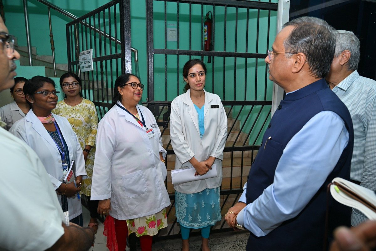 MediaRN_ANI's tweet photo. माननीय उपराज्यपाल डॉ. दिनेश शर्मा जी ने, जी.बी. पंत अस्पताल परिसर स्थित जारवा वार्ड का दौरा कर वहां भर्ती जारवा जनजातीय समुदाय के मरीजों से मुलाकात की, उनका हाल-चाल जाना तथा उन्हें उपलब्ध कराई जा रही चिकित्सा सुविधाओं की जानकारी ली। उनके शीघ्र स्वस्थ होने और उत्तम स्वास्थ्य की कामना करते हुए संबंधित अधिकारियों को उनकी आवश्यकताओं के प्रति संवेदनशीलता एवं तत्परता के साथ कार्य करने के निर्देश दिए।
अस्पताल परिसर में मरीजों एवं उनके परिजनों की सुविधा को ध्यान में रखते हुए बेड युक्त रोगी सहायक निवास स्थापित करने हेतु प्रस्ताव प्रस्तुत करने के निर्देश दिए। साथ ही पुरुष वार्ड में मरीजों एवं उनके परिजनों के लिए पर्याप्त बैठने की व्यवस्था/पंखे/पीने का पानी आदि प्रतीक्षालय में सुनिश्चित करने तथा उपलब्ध सुविधाओं को और बेहतर बनाने पर विशेष ध्यान देने के निर्देश दिए।

@VPIndia @PMOIndia @HMOIndia @MoHFW_INDIA @moayush @MinOfCooperatn @MinofCulture @tourismgoi @LG_ANI_DrDinesh @MoRD_GoI @PibHomeAffairs @PIB_India