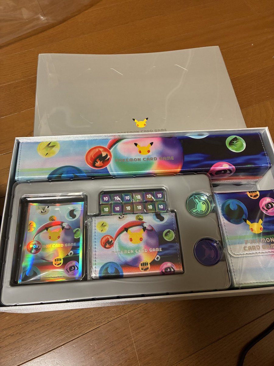 tr2m9's tweet photo. 天才なのでカードなしのFUTURISTIC BOX買った https://t.co/iioSNk73dj