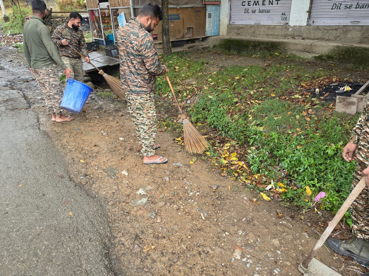 164Pro's tweet photo. Swachhata Hi Seva(SHS) campaign-2026 conducted at 164 BN, CRPF. #SHS2026 #SwachhataHiSeva2026 "Ek Din, Ek Ghanta, Ek Saath" Organized by the Unit at B/164 Bn campus, Larnoo, Dist-Anantnag (J&amp;K). https://t.co/41TUJFpsnI