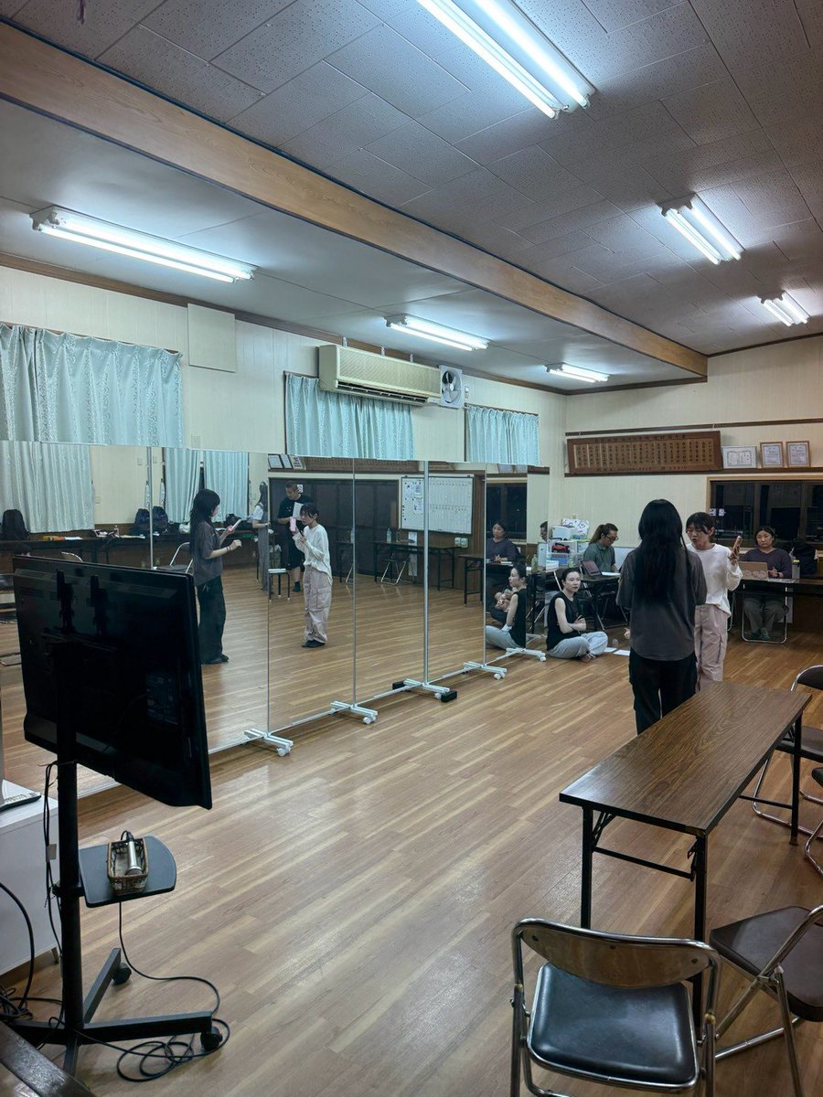 MusicalPom's tweet photo. 本日はスタッフさんも合流し初通し！
ドタバタでは��りましたが、物語が立ち上がり始めています！
とはいえそれぞれの課題も浮き彫りに（ ;  ; ）
各々で磨き上げつつ、みんなでテンションを上げて稽古を重ねます！
ご予約は下記リンクより☺️
https://t.co/bNTaSl9S3q
#ミュージカルカンパニーPOM https://t.co/fVIzJzVQrc
