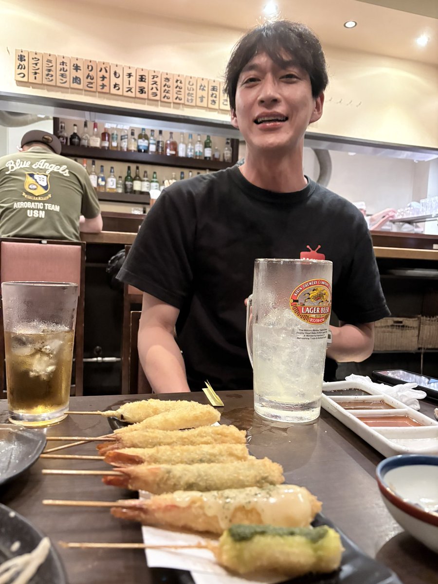 yaru_wo's tweet photo. この人たちいっつも俺がおる時にわざとエビとか食べる https://t.co/webHboBpWb