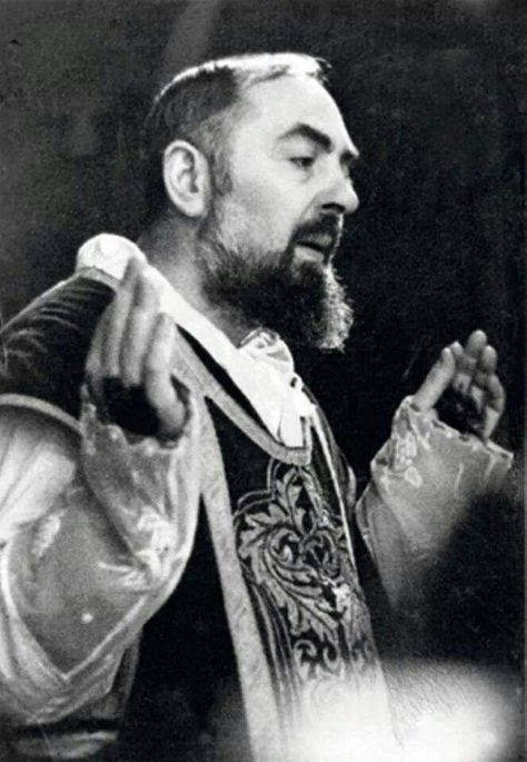 paracleto4's tweet photo. Quando Padre Pio incontrò la Serva di Dio Natuzza Evolo.

San Giovanni Rotondo, 1962.

Avevano 75 e 38 anni.
Si videro fisicamente una sola volta.
Natuzza era andata da lui per confessarsi e chiedergli la benedizione.

Ma Padre Pio, al termine della confessione, le disse:

"Alzati, che tu non ne hai bisogno, la benedizione ce l'hai direttamente da Gesù."

Italia Giampà fu l'ultima del gruppo a confessarsi. Quando si congedò, secondo il suo stesso racconto, Padre Pio le prese il viso tra le mani e le disse:

"Grazie, grazie per avermi portato la santa!"

Poco dopo, Natuzza avrebbe confidato alla signora Giampà:

"Signora mia, lo sapete che con lui ci conosciamo bene. Però, mo’, vedendolo da vicino, so che davvero quest’uomo ha fatto opere grandi e io sono felice che siamo venuti da lui".

Sei anni dopo, il 20 settembre 1968, tre giorni prima della sua morte, Padre Pio sarebbe apparso nuovamente a Natuzza:

"Prega per le mie sofferenze perché sono all’apice, fra poco le mie finiranno ed inizieranno le tue."

Luciano Regolo riferisce che, secondo Nicola Valente, già prima del 1950 Padre Pio si sarebbe manifestato “in spirito” alla giovane Natuzza per due volte, esortandola a essere più coraggiosa nel richiamare alla fede le persone che se ne allontanavano.

Inoltre, secondo altre testimonianze raccolte da Regolo, alcune persone che chiedevano a Padre Pio se fosse opportuno andare da Natuzza si sentivano rispondere:

"Andate pure, questa donna la conosco!"

Due anime semplici e sofferenti, unite dalla stessa Croce e dallo stesso amore: Gesù!

@paracleto4