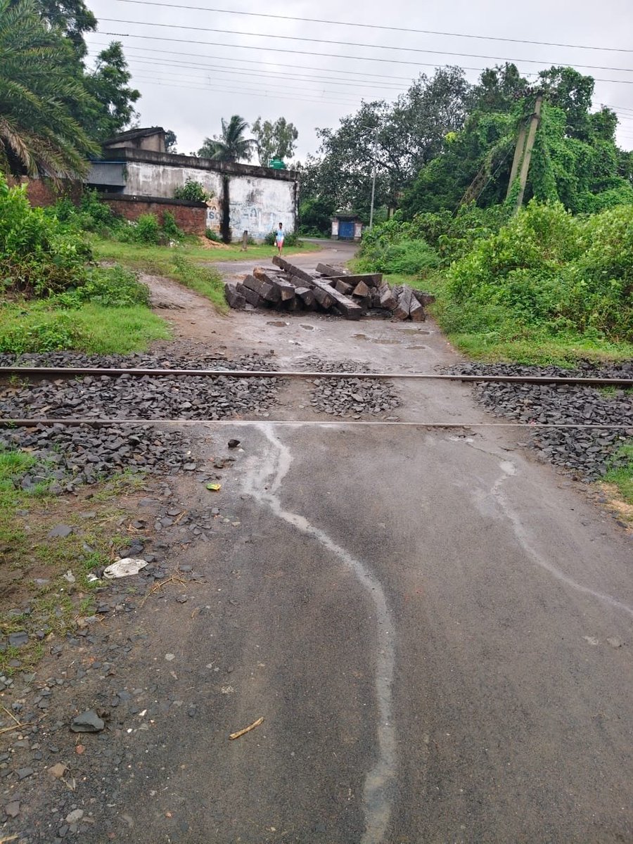 Avjt4's tweet photo. @Arijit_Asn @Cpadpc @amcasansol A functional road which is used by villagers from generations are being closed forcefully by railway . #Righttolive is challenged being tax paying noble #citizenofIndia https://t.co/NM5bwC31uK