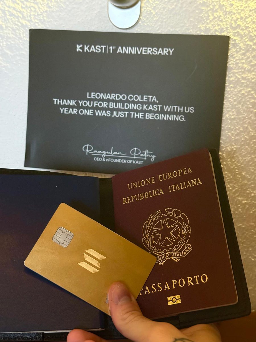 Coleta_Cripto's tweet photo. Em 2019 larguei a faculdade faltando apenas o TCC.

Vendi meu char no Tibia, pedi dinheiro da passagem emprestado pro meu pai e fui embora do Brasil.

Depois fui McDonald's, warehouse e entregador de comida.

Hoje gerencio Social Media & Community de uma fintech global.

A história é longa 🧵