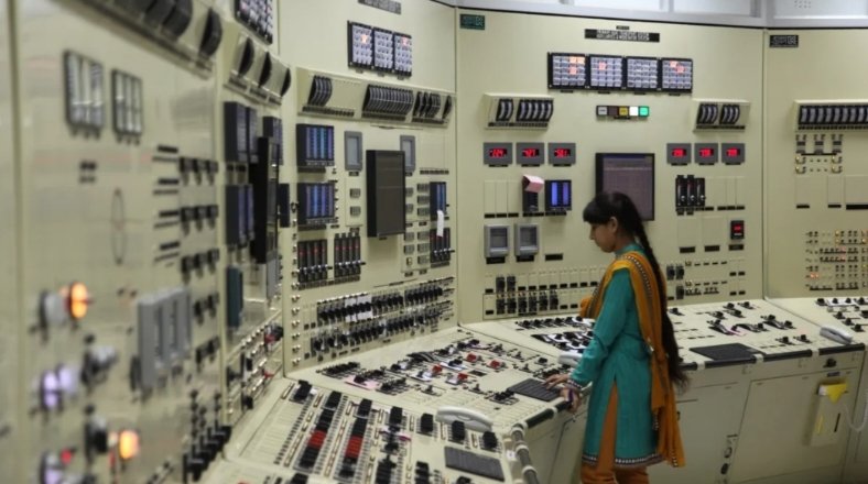 kaliyuggfs's tweet photo. nothing about this "protest" is empowering any women. The real ones are handling nuclear sites. https://t.co/r6mh12Wx7O