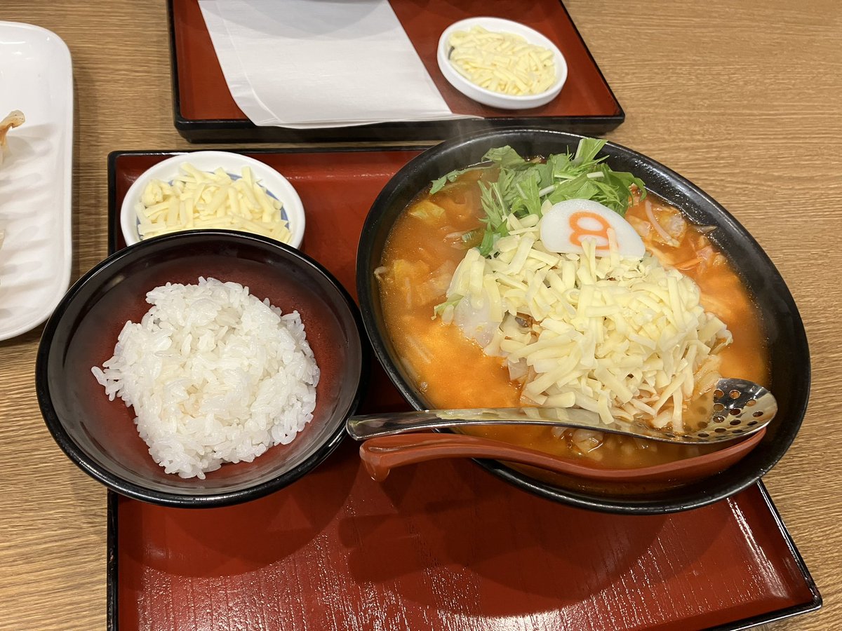 6757541's tweet photo. 8番のトマトラーメン、
チーズまみれトマトラーメンはチーズたっぷりで食べ応えありで満足。
トマト唐麺はトマト感が強く感じる分トマトラーメンよりも満足感あり。 https://t.co/1e7mJOAbPl