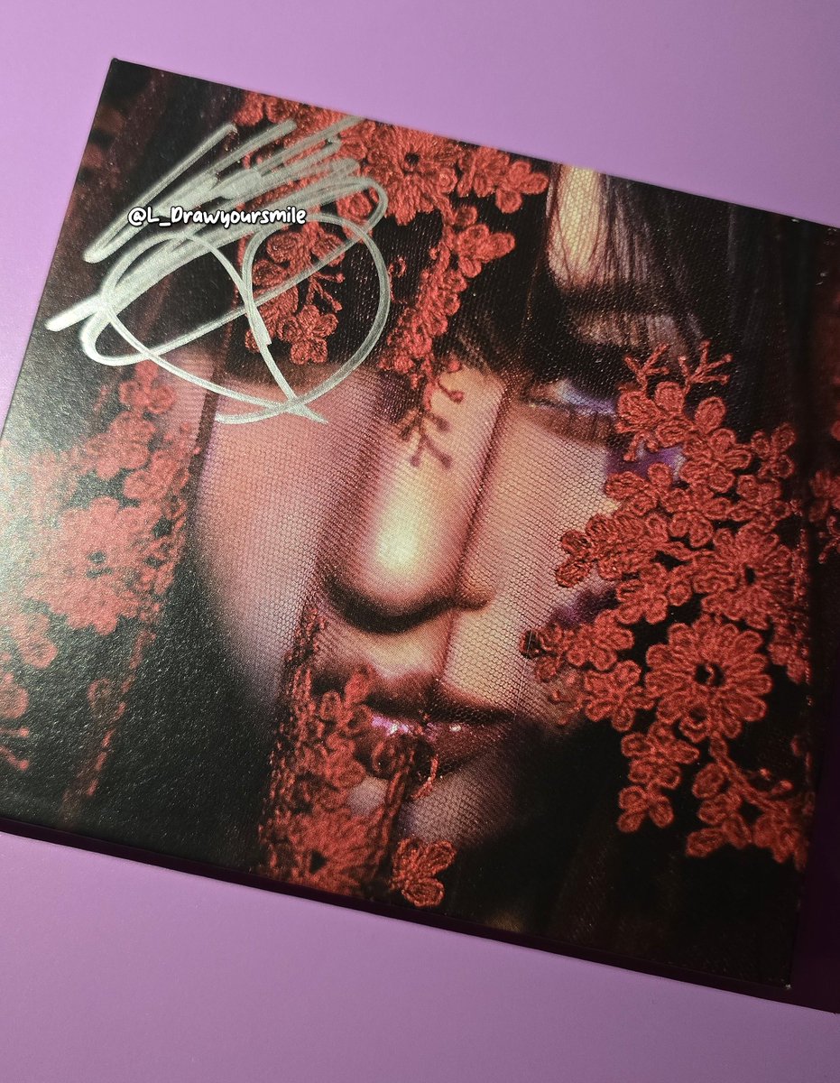 L_Drawyoursmile's tweet photo. I'm adding a new promo album to my collection. My Sunmi Stranger album has finally arrived ✨️
I can't believe how beautiful it is!! The silver signature super is gorgeous 🥹💗 @miyaohyeah #Sunmi #선미 https://t.co/Idc59gBAVg