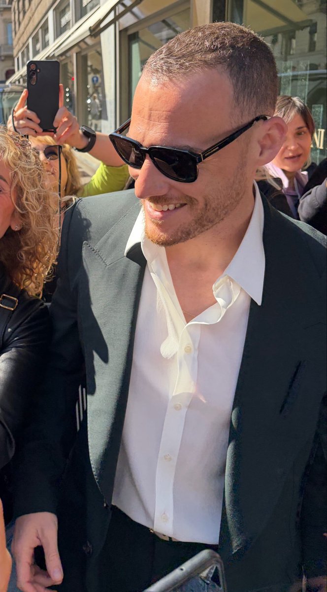 thebursinguncel's tweet photo. Kerem Bürsin Milano Moda haftasına katıldı. 

#KeremBürsin
#KeremBürsinMFW https://t.co/iVdcWTByON