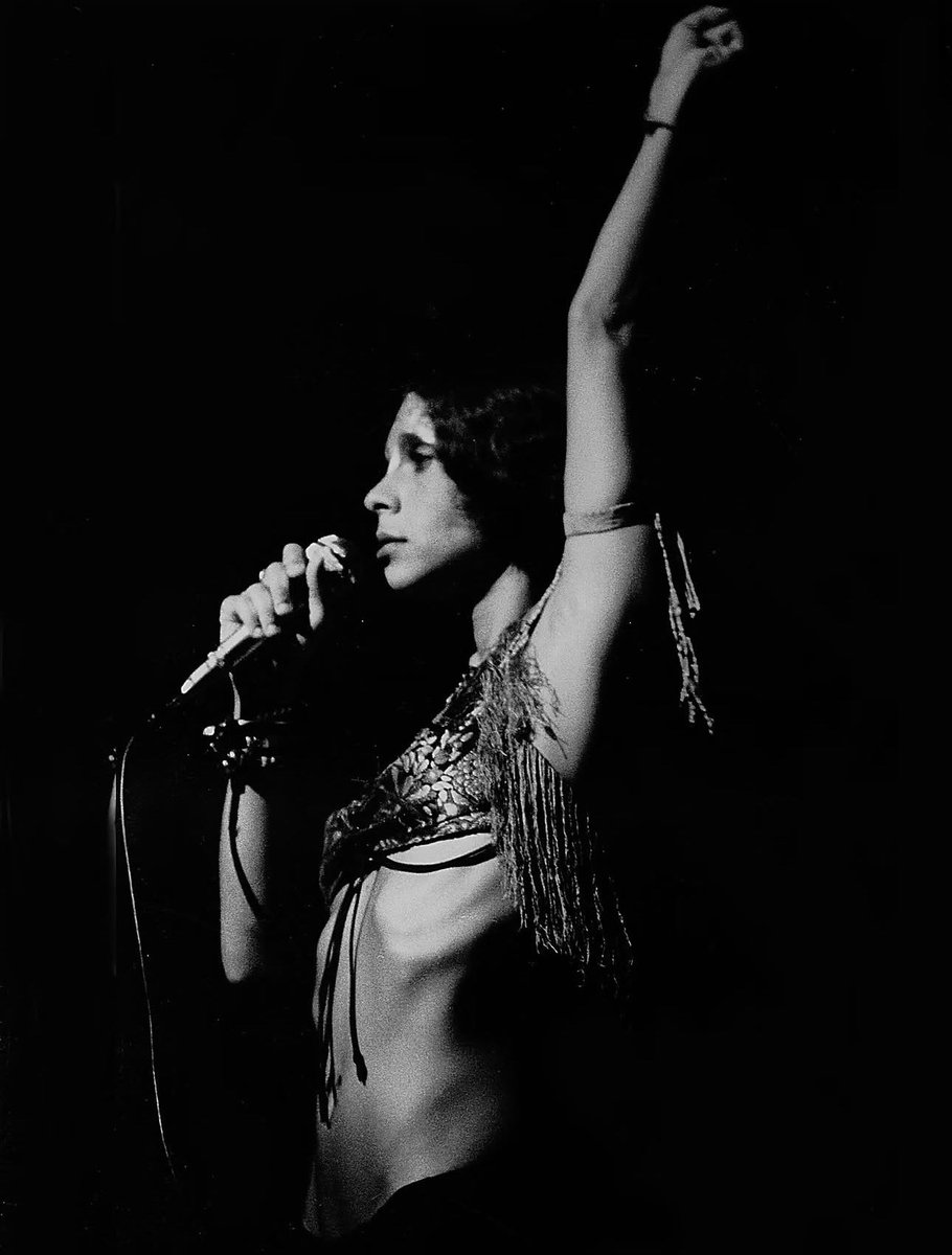 marinalimax's tweet photo. Hoje seria o aniversário dessa grande cantora brasileira.
Quem assistiu a Gal nos shows do teatro Tereza Raquel dos anos 70, jamais esquecerá. Moldou vidas e comportamentos pra sempre.
Viva Gal.👏🏽💐💫🎂

Foto: @therezaeugenia 

#galcosta https://t.co/qfBMToHa1L
