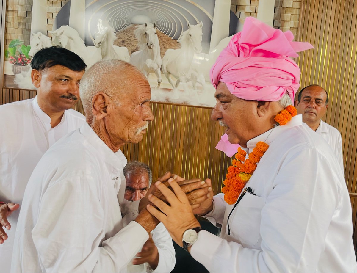 BhupinderShooda's tweet photo. आज गांव घुसकानी, गढ़ी सांपला किलोई में...

पूरे हरियाणा में भाजपा के पास बताने को एक काम नहीं है और कांग्रेस का काम आज भी बोल रहा है। 2005 से 2014 के बीच कांग्रेस द्वारा किए गए अनगिनत विकास कार्य और स्थापित परियोजनाएं आज भी हरियाणा की जनता की सेवा कर रही हैं। https://t.co/1jEMG2JM7a