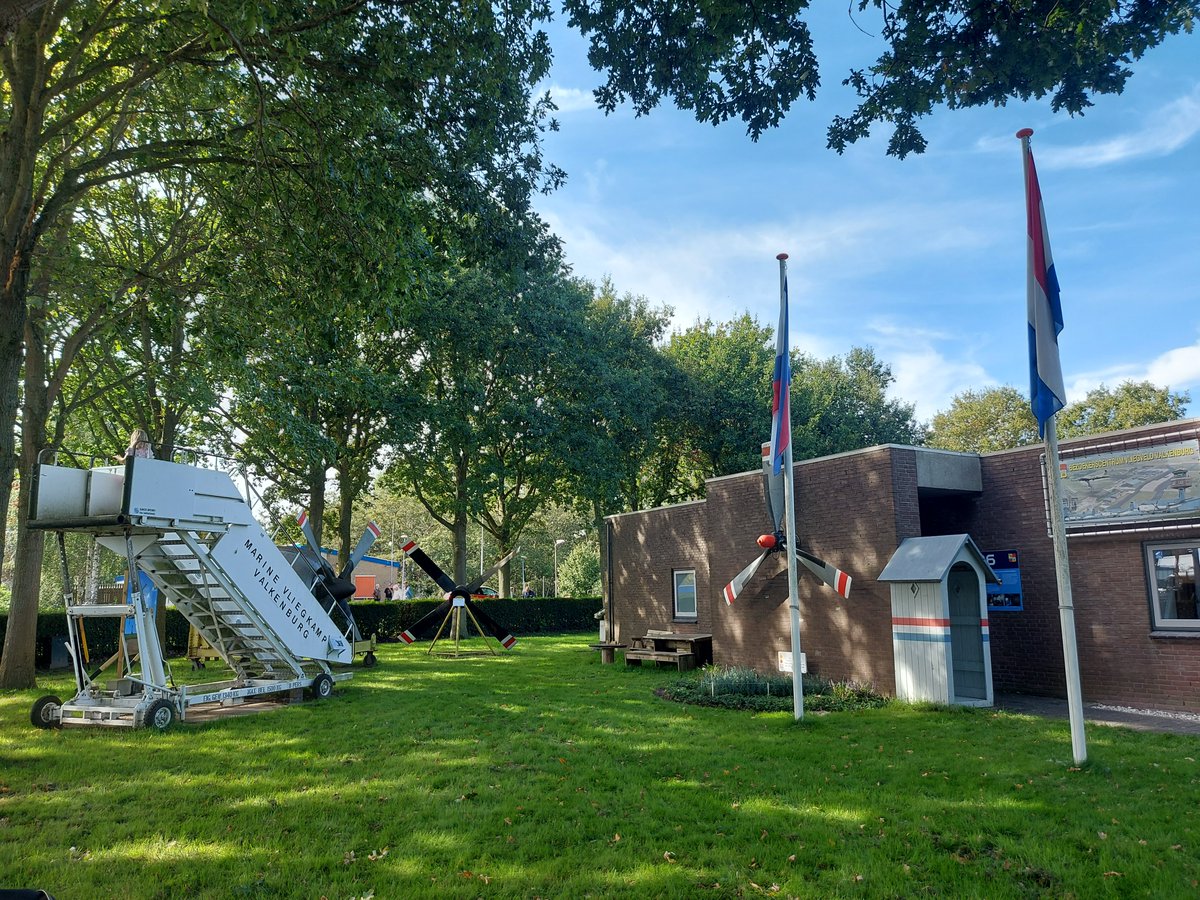 NLRCFirstAid's tweet photo. Vanmiddag bezoekje gebracht aan het vm Vliegkamp Valkenburg (MVKV) en het bezoekerscentrum. Jaren geleden nog al eens geweest voor #EHBO en oefeningen. Toch nog veel herkenbaar. @Valkenburg1939 #Katwijk https://t.co/8pdwRfKeMu