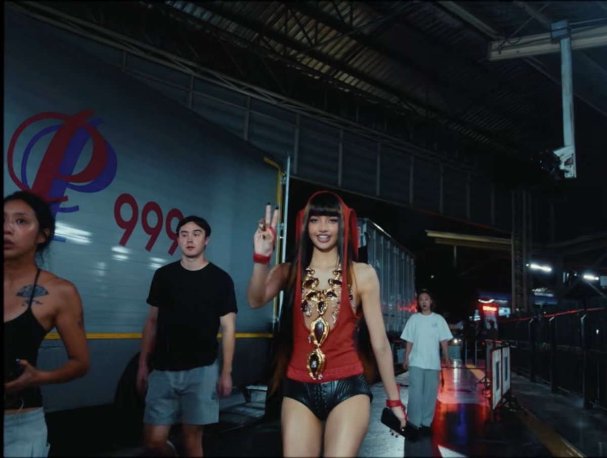 crushourliz's tweet photo. ชุดพระเครื่องอย่างสวย เห็นนิดเดียวเอง

SAWADIKA OUT NOW 
#LISA_SaWaDiKa
#LISA #LALISA @wearelloud https://t.co/iYU4gIJ6Rw