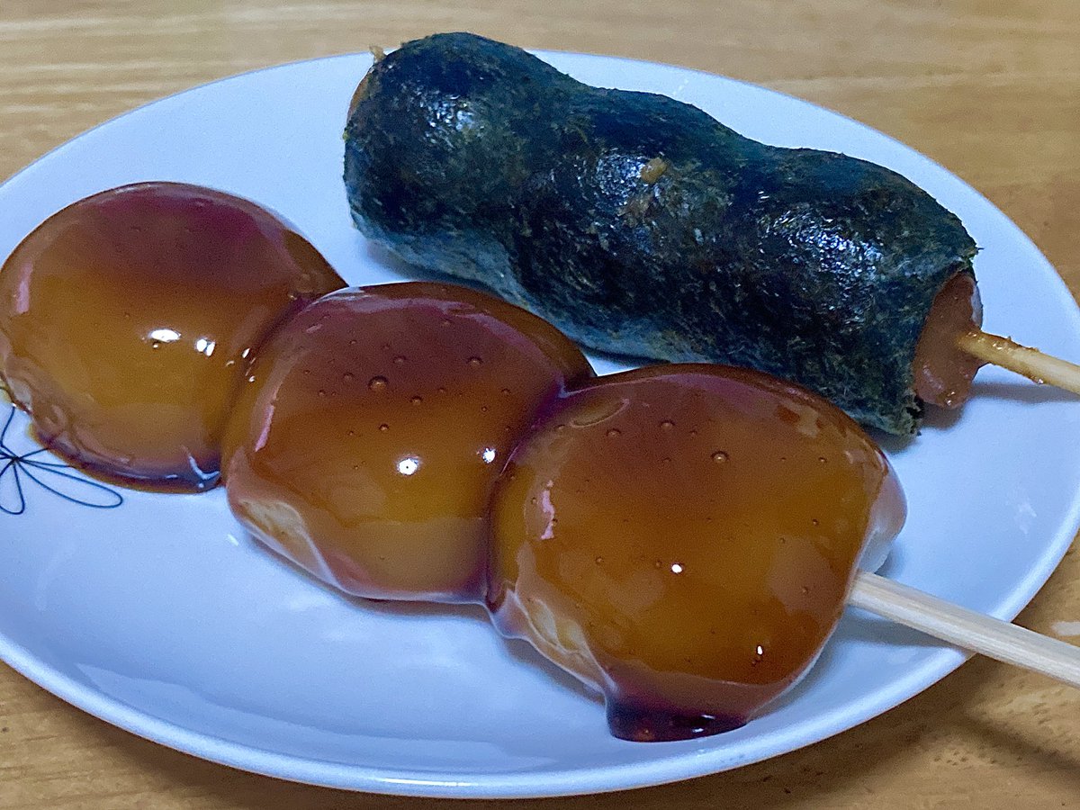 dtoko_mana's tweet photo. 昨日ポストし損なった団子をどうぞ。

25日は中秋の名月でしたね〜
あいにくの曇空でチラ見しかできなかった🥹

お団子は好きなものをチョイス
のりとみたらし。
このみたらし、こし餡入りなの🤭💕
美味しかった〜

#1日1ツイート -26-1824 https://t.co/jG2iwdrKab
