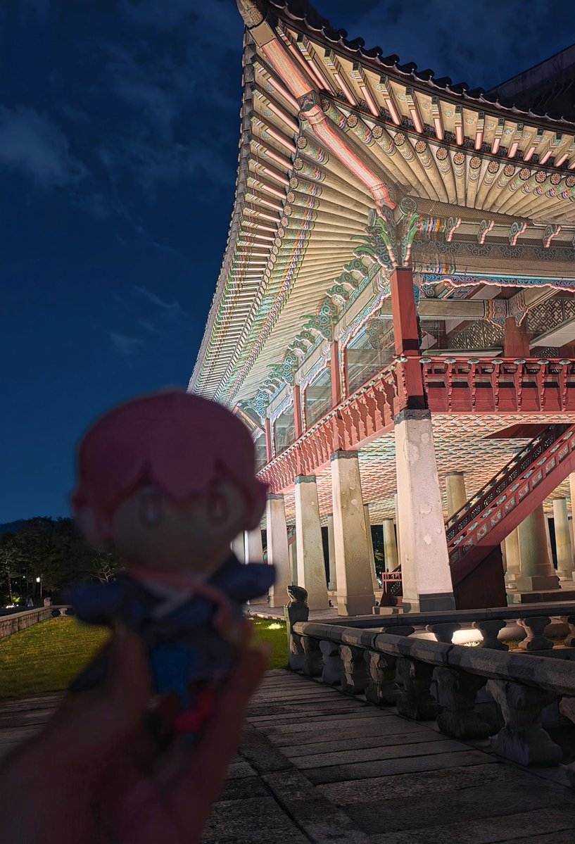 ujjun_0715's tweet photo. 한복�� 찾아서 입힌 이유 경복궁 야간개장 구경을 왔기때무네,,,어두워서 초점 ��태가 영 좋지않았지만 밤 경복궁 예뻤다...🥹 https://t.co/H1gulPhBP5