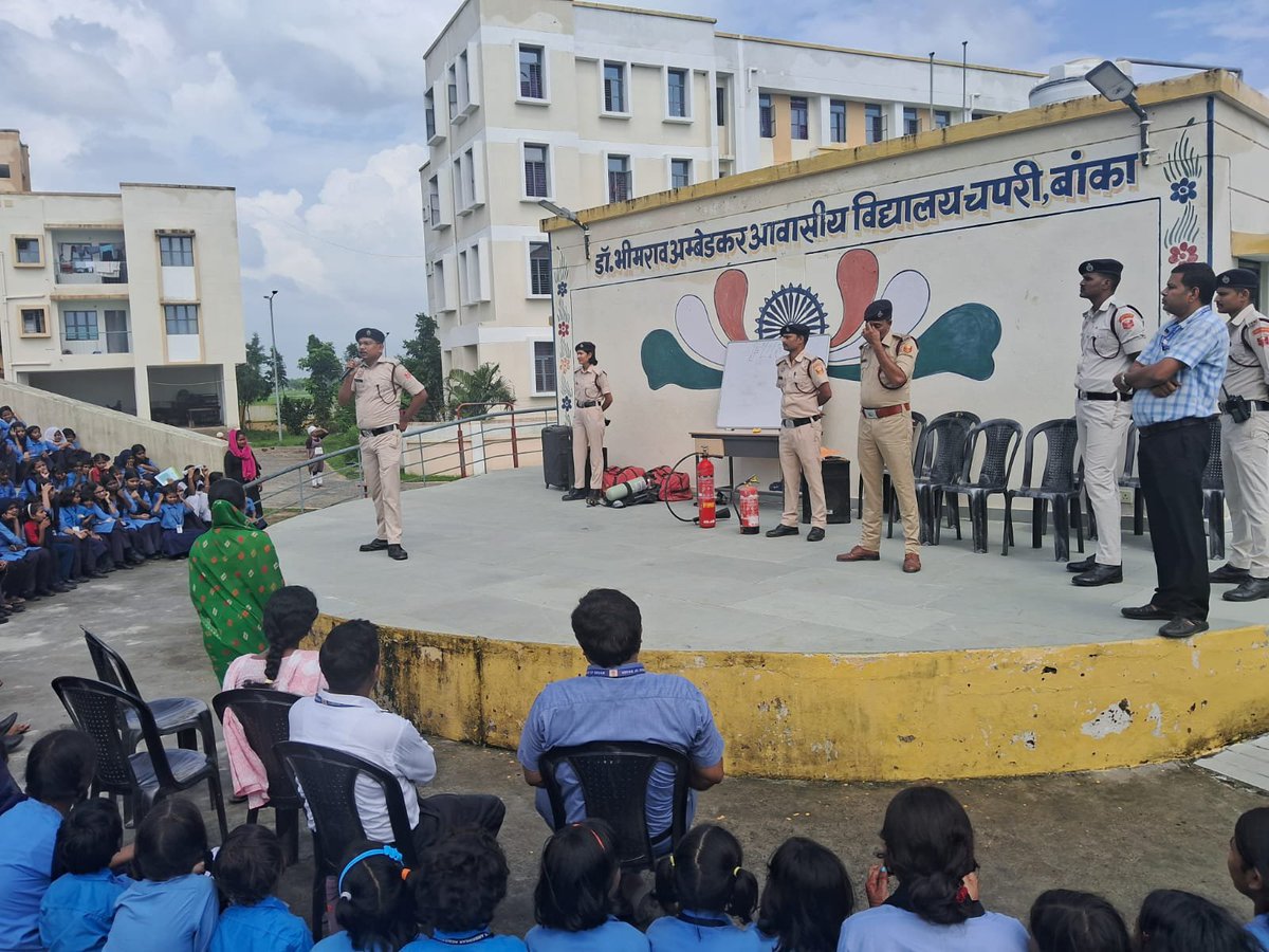 SCSTWelfareDept's tweet photo. डॉ. भीमराव अम्बेडकर आवासीय विद्यालय, चपरी, बांका में बिहार अग्निशमन सेवा के पदाधिकारियों द्वारा मॉकड्रिल का आयोजन कर विद्यार्थियों एवं विद्यालय कर्मियों को आग लगने की स्थिति में बचाव एवं सुरक्षा के उपायों का व्यावहारिक प्रशिक्षण दिया गया। https://t.co/3KLfBEc6XQ
