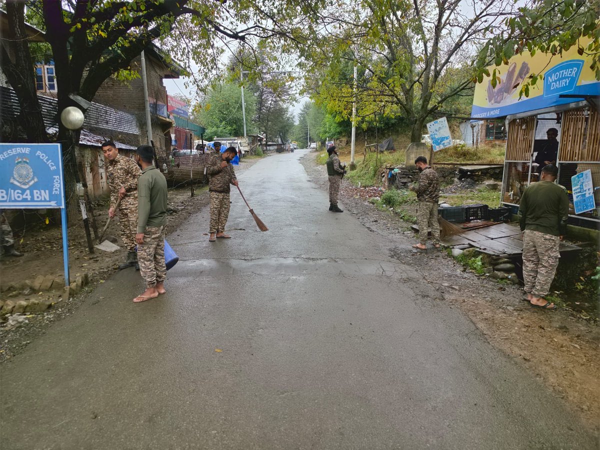 164Pro's tweet photo. Swachhata Hi Seva(SHS) campaign-2026 conducted at 164 BN, CRPF. #SHS2026 #SwachhataHiSeva2026 "Ek Din, Ek Ghanta, Ek Saath" Organized by the Unit at B/164 Bn campus, Larnoo, Dist-Anantnag (J&amp;K). https://t.co/41TUJFpsnI