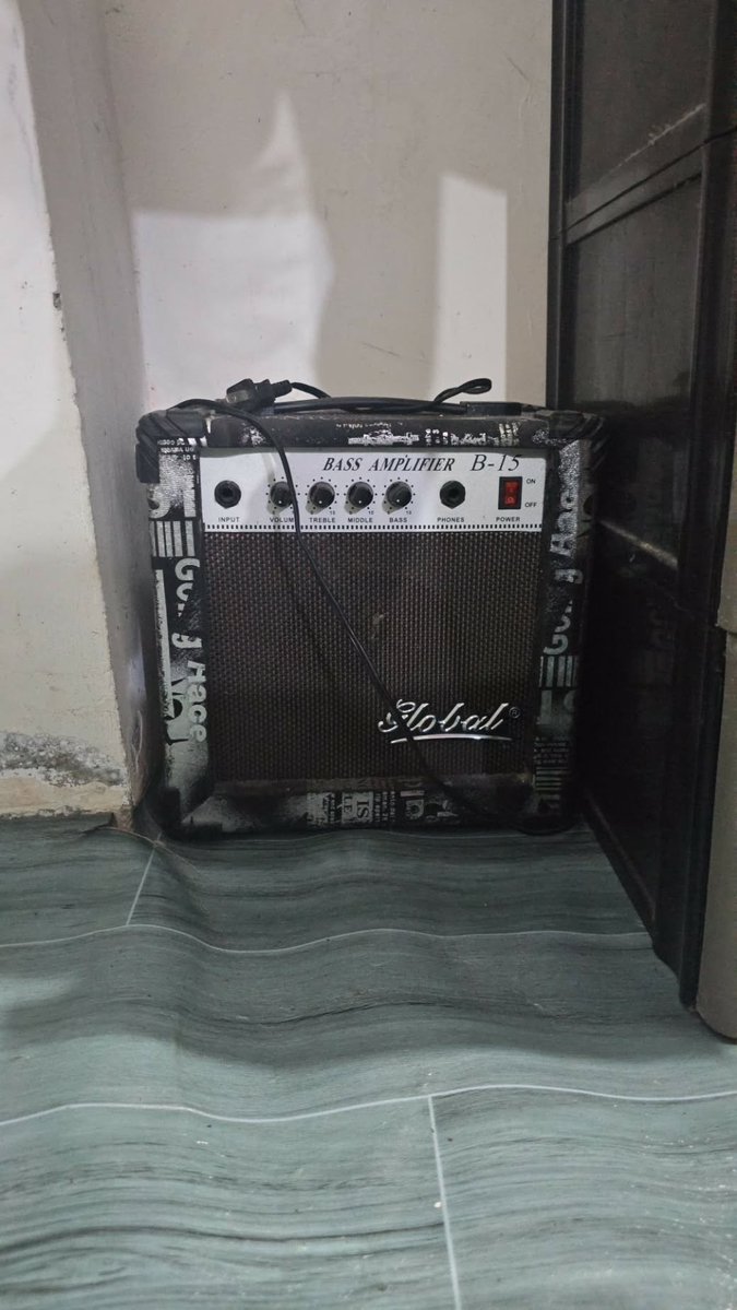 sanktaghafaa's tweet photo. #fs bass guitar !! #pjotwt #wolfetwt #sotrtwt

- brand is bright
- bought it back in 2024, barely used + has stickers &amp; pen marks
- amplifier comes with the bass
- no damages to the main body &amp; strings
- price is ₽6k + shipping ($96 dollars + shipping)

📍philippines

plz hmu !! https://t.co/0xJi8pt1mN