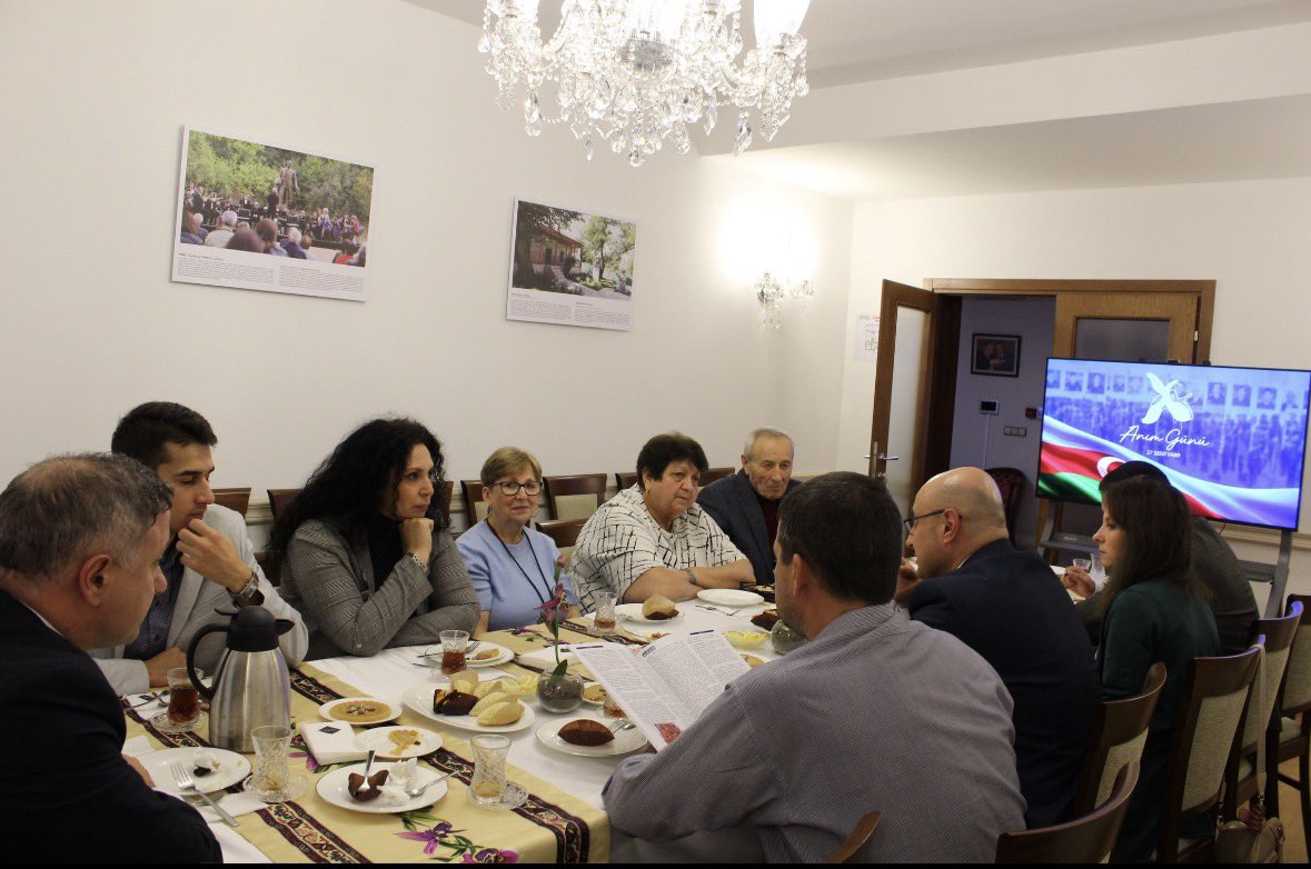 AzEmbBulgaria's tweet photo. 27 Sentyabr – Anım Günü münasibətilə Azərbaycan Respublikasının Bolqarıstan Respublikasındakı Səfirliyində tədbir keçirilib.

Tədbirin əvvəlində Azərbaycanın ərazi bütövlüyü və suverenliyi uğrunda canlarından keçmiş şəhidlərimizin əziz və unudulmaz xatirəsi bir dəqiqəlik sükutla yad edilib.

Tədbirdə çıxış edən Azərbaycan Respublikasının Bolqarıstan Respublikasındakı Səfiri Elmar Məmmədov 27 Sentyabr – Anım Gününün Azərbaycan xalqının tarixində xüsusi əhəmiyyət daşıdığını qeyd edib. Səfir Vətən müharibəsi zamanı Müzəffər Ali Baş Komandan cənab İlham Əliyevin rəhbərliyi ilə Azərbaycan Ordusunun nümayiş etdirdiyi misilsiz qəhrəmanlıq, şücaət və peşəkarlıq barədə danışıb.

Bildirilib ki, Vətən müharibəsində qazanılmış tarixi Zəfər nəticəsində Azərbaycanın ərazi bütövlüyünün, 2023-cü ildə keçirilmiş lokal xarakterli antiterror tədbirləri nəticəsində isə ölkəmizin suverenliyinin tam bərpası təmin edilib. Bununla da BMT Təhlükəsizlik Şurasının müvafiq qətnamələrinin icrası təmin olunub, beynəlxalq hüququn norma və prinsiplərinə əsaslanan ədalətin bərpası istiqamətində mühüm tarixi nəticə əldə edilib.

Çıxış zamanı işğaldan azad edilmiş ərazilərə məcburi köçkünlərin qayıdışının təmin edilməsi istiqamətində həyata keçirilən tədbirlərdən, Qarabağ və Şərqi Zəngəzur iqtisadi rayonlarında minaların təmizlənməsi, habelə genişmiqyaslı bərpa, yenidənqurma və quruculuq işlərindən bəhs edilib. Qeyd olunub ki, hazırda həmin ərazilərdə müasir infrastrukturun yaradılması, şəhər və kəndlərin yenidən qurulması, təhlükəsiz və dayanıqlı yaşayış şəraitinin təmin edilməsi istiqamətində mühüm layihələr həyata keçirilir.

Daha sonra Bolqarıstanda yaşayan Azərbaycan icmasının üzvü Sabir Quliyev çıxış edərək Anım Gününün xalqımız üçün mənəvi və tarixi əhəmiyyətindən, Vətən müharibəsində Azərbaycan Ordusunun göstərdiyi qəhrəmanlıqdan və şəhidlərimizin əziz xatirəsinin daim ehtiramla yad edilməsinin vacibliyindən danışıb.

Tədbirin davamında Azərbaycan Ordusunun Vətən müharibəsində göstərdiyi qəhrəmanlıq və şücaətdən bəhs edən, Bakı Media Mərkəzi tərəfindən hazırlanmış “BİZ” sənədli filmi nümayiş etdirilib.

Tədbirdə Bolqarıstanda yaşayan Azərbaycan icmasının nümayəndələri, eləcə də bu ölkədə təhsil alan azərbaycanlı tələbələr iştirak ediblər.

Tədbirin sonunda Azərbaycanın ərazi bütövlüyü və suverenliyi uğrunda canlarından keçmiş şəhidlərimizin əziz xatirəsinə ehtiram əlaməti olaraq ehsan süfrəsi təşkil olunub.

https://t.co/xRLUVTsfBy