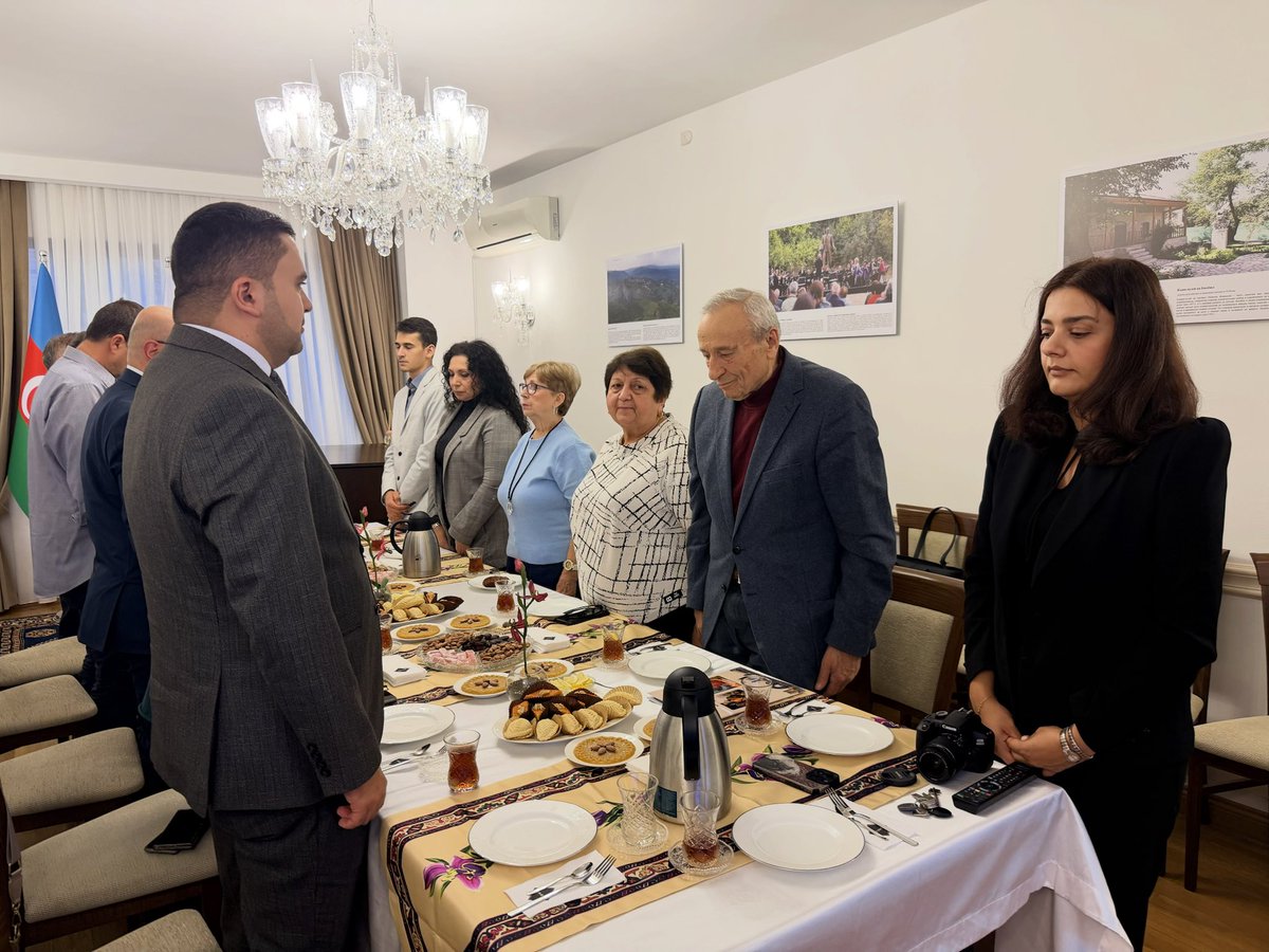 AzEmbBulgaria's tweet photo. 27 Sentyabr – Anım Günü münasibətilə Azərbaycan Respublikasının Bolqarıstan Respublikasındakı Səfirliyində tədbir keçirilib.

Tədbirin əvvəlində Azərbaycanın ərazi bütövlüyü və suverenliyi uğrunda canlarından keçmiş şəhidlərimizin əziz və unudulmaz xatirəsi bir dəqiqəlik sükutla yad edilib.

Tədbirdə çıxış edən Azərbaycan Respublikasının Bolqarıstan Respublikasındakı Səfiri Elmar Məmmədov 27 Sentyabr – Anım Gününün Azərbaycan xalqının tarixində xüsusi əhəmiyyət daşıdığını qeyd edib. Səfir Vətən müharibəsi zamanı Müzəffər Ali Baş Komandan cənab İlham Əliyevin rəhbərliyi ilə Azərbaycan Ordusunun nümayiş etdirdiyi misilsiz qəhrəmanlıq, şücaət və peşəkarlıq barədə danışıb.

Bildirilib ki, Vətən müharibəsində qazanılmış tarixi Zəfər nəticəsində Azərbaycanın ərazi bütövlüyünün, 2023-cü ildə keçirilmiş lokal xarakterli antiterror tədbirləri nəticəsində isə ölkəmizin suverenliyinin tam bərpası təmin edilib. Bununla da BMT Təhlükəsizlik Şurasının müvafiq qətnamələrinin icrası təmin olunub, beynəlxalq hüququn norma və prinsiplərinə əsaslanan ədalətin bərpası istiqamətində mühüm tarixi nəticə əldə edilib.

Çıxış zamanı işğaldan azad edilmiş ərazilərə məcburi köçkünlərin qayıdışının təmin edilməsi istiqamətində həyata keçirilən tədbirlərdən, Qarabağ və Şərqi Zəngəzur iqtisadi rayonlarında minaların təmizlənməsi, habelə genişmiqyaslı bərpa, yenidənqurma və quruculuq işlərindən bəhs edilib. Qeyd olunub ki, hazırda həmin ərazilərdə müasir infrastrukturun yaradılması, şəhər və kəndlərin yenidən qurulması, təhlükəsiz və dayanıqlı yaşayış şəraitinin təmin edilməsi istiqamətində mühüm layihələr həyata keçirilir.

Daha sonra Bolqarıstanda yaşayan Azərbaycan icmasının üzvü Sabir Quliyev çıxış edərək Anım Gününün xalqımız üçün mənəvi və tarixi əhəmiyyətindən, Vətən müharibəsində Azərbaycan Ordusunun göstərdiyi qəhrəmanlıqdan və şəhidlərimizin əziz xatirəsinin daim ehtiramla yad edilməsinin vacibliyindən danışıb.

Tədbirin davamında Azərbaycan Ordusunun Vətən müharibəsində göstərdiyi qəhrəmanlıq və şücaətdən bəhs edən, Bakı Media Mərkəzi tərəfindən hazırlanmış “BİZ” sənədli filmi nümayiş etdirilib.

Tədbirdə Bolqarıstanda yaşayan Azərbaycan icmasının nümayəndələri, eləcə də bu ölkədə təhsil alan azərbaycanlı tələbələr iştirak ediblər.

Tədbirin sonunda Azərbaycanın ərazi bütövlüyü və suverenliyi uğrunda canlarından keçmiş şəhidlərimizin əziz xatirəsinə ehtiram əlaməti olaraq ehsan süfrəsi təşkil olunub.

https://t.co/xRLUVTsfBy