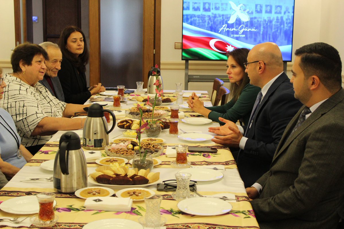 AzEmbBulgaria's tweet photo. 27 Sentyabr – Anım Günü münasibətilə Azərbaycan Respublikasının Bolqarıstan Respublikasındakı Səfirliyində tədbir keçirilib.

Tədbirin əvvəlində Azərbaycanın ərazi bütövlüyü və suverenliyi uğrunda canlarından keçmiş şəhidlərimizin əziz və unudulmaz xatirəsi bir dəqiqəlik sükutla yad edilib.

Tədbirdə çıxış edən Azərbaycan Respublikasının Bolqarıstan Respublikasındakı Səfiri Elmar Məmmədov 27 Sentyabr – Anım Gününün Azərbaycan xalqının tarixində xüsusi əhəmiyyət daşıdığını qeyd edib. Səfir Vətən müharibəsi zamanı Müzəffər Ali Baş Komandan cənab İlham Əliyevin rəhbərliyi ilə Azərbaycan Ordusunun nümayiş etdirdiyi misilsiz qəhrəmanlıq, şücaət və peşəkarlıq barədə danışıb.

Bildirilib ki, Vətən müharibəsində qazanılmış tarixi Zəfər nəticəsində Azərbaycanın ərazi bütövlüyünün, 2023-cü ildə keçirilmiş lokal xarakterli antiterror tədbirləri nəticəsində isə ölkəmizin suverenliyinin tam bərpası təmin edilib. Bununla da BMT Təhlükəsizlik Şurasının müvafiq qətnamələrinin icrası təmin olunub, beynəlxalq hüququn norma və prinsiplərinə əsaslanan ədalətin bərpası istiqamətində mühüm tarixi nəticə əldə edilib.

Çıxış zamanı işğaldan azad edilmiş ərazilərə məcburi köçkünlərin qayıdışının təmin edilməsi istiqamətində həyata keçirilən tədbirlərdən, Qarabağ və Şərqi Zəngəzur iqtisadi rayonlarında minaların təmizlənməsi, habelə genişmiqyaslı bərpa, yenidənqurma və quruculuq işlərindən bəhs edilib. Qeyd olunub ki, hazırda həmin ərazilərdə müasir infrastrukturun yaradılması, şəhər və kəndlərin yenidən qurulması, təhlükəsiz və dayanıqlı yaşayış şəraitinin təmin edilməsi istiqamətində mühüm layihələr həyata keçirilir.

Daha sonra Bolqarıstanda yaşayan Azərbaycan icmasının üzvü Sabir Quliyev çıxış edərək Anım Gününün xalqımız üçün mənəvi və tarixi əhəmiyyətindən, Vətən müharibəsində Azərbaycan Ordusunun göstərdiyi qəhrəmanlıqdan və şəhidlərimizin əziz xatirəsinin daim ehtiramla yad edilməsinin vacibliyindən danışıb.

Tədbirin davamında Azərbaycan Ordusunun Vətən müharibəsində göstərdiyi qəhrəmanlıq və şücaətdən bəhs edən, Bakı Media Mərkəzi tərəfindən hazırlanmış “BİZ” sənədli filmi nümayiş etdirilib.

Tədbirdə Bolqarıstanda yaşayan Azərbaycan icmasının nümayəndələri, eləcə də bu ölkədə təhsil alan azərbaycanlı tələbələr iştirak ediblər.

Tədbirin sonunda Azərbaycanın ərazi bütövlüyü və suverenliyi uğrunda canlarından keçmiş şəhidlərimizin əziz xatirəsinə ehtiram əlaməti olaraq ehsan süfrəsi təşkil olunub.

https://t.co/xRLUVTsfBy