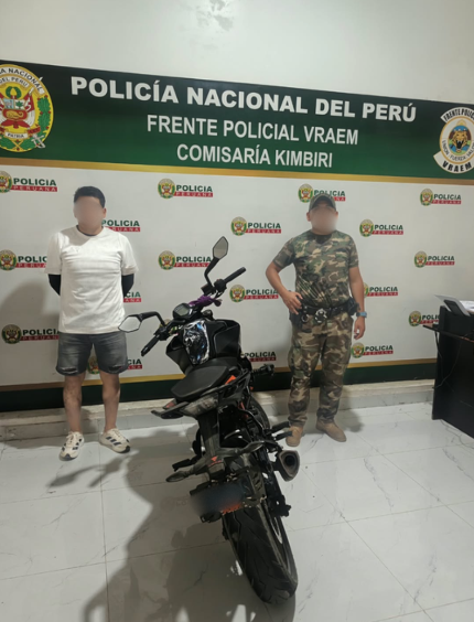 FPVRAEMOFICIAL's tweet photo. 🚨🏍️ ¡MOTO ROBADA, RECUPERADA! La PNP Kimbiri recuperó una motocicleta KTM con requisitoria por hurto y detuvo a un sujeto por presunta receptación agravada durante el operativo “IMPACTO VRAEM 2026”. 🇵🇪 #PNP #VRAEM #Kimbiri https://t.co/GOm84VzBRD