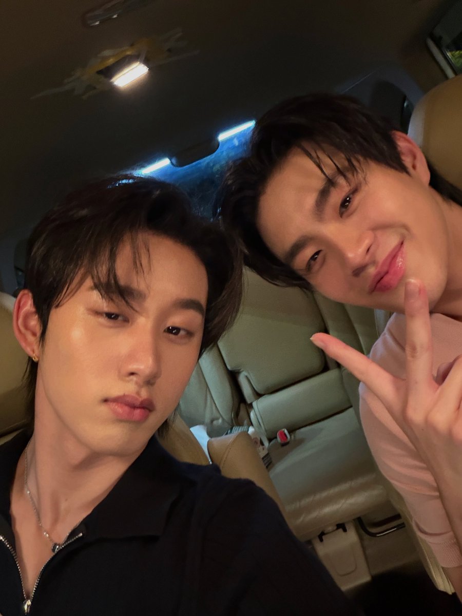 EstRvp's tweet photo. ถ่ายรูปกับเพื่อนสนิทงับ😣

#YouManiacSeriesEP5 https://t.co/P90vj9vhJE