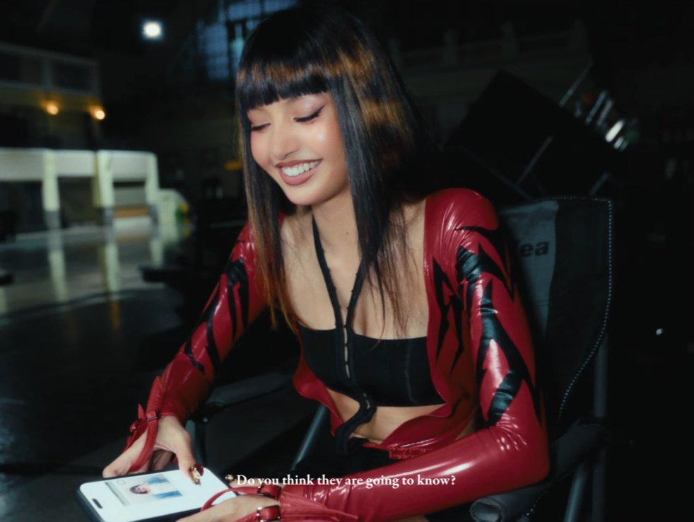 Lalice_TH's tweet photo. [TRANS] ตอนถ่าย MV #LISA_SaWaDiKa ลิซ่ามีแว่บมาส่ง BUBBLE ด้วยค่ะ 😁

"คิดว่าพวกเค้าจะรู้กันไหม"

📺https://t.co/aWJ1V56gCr

#LISA @wearelloud https://t.co/UdcJstk0Sk