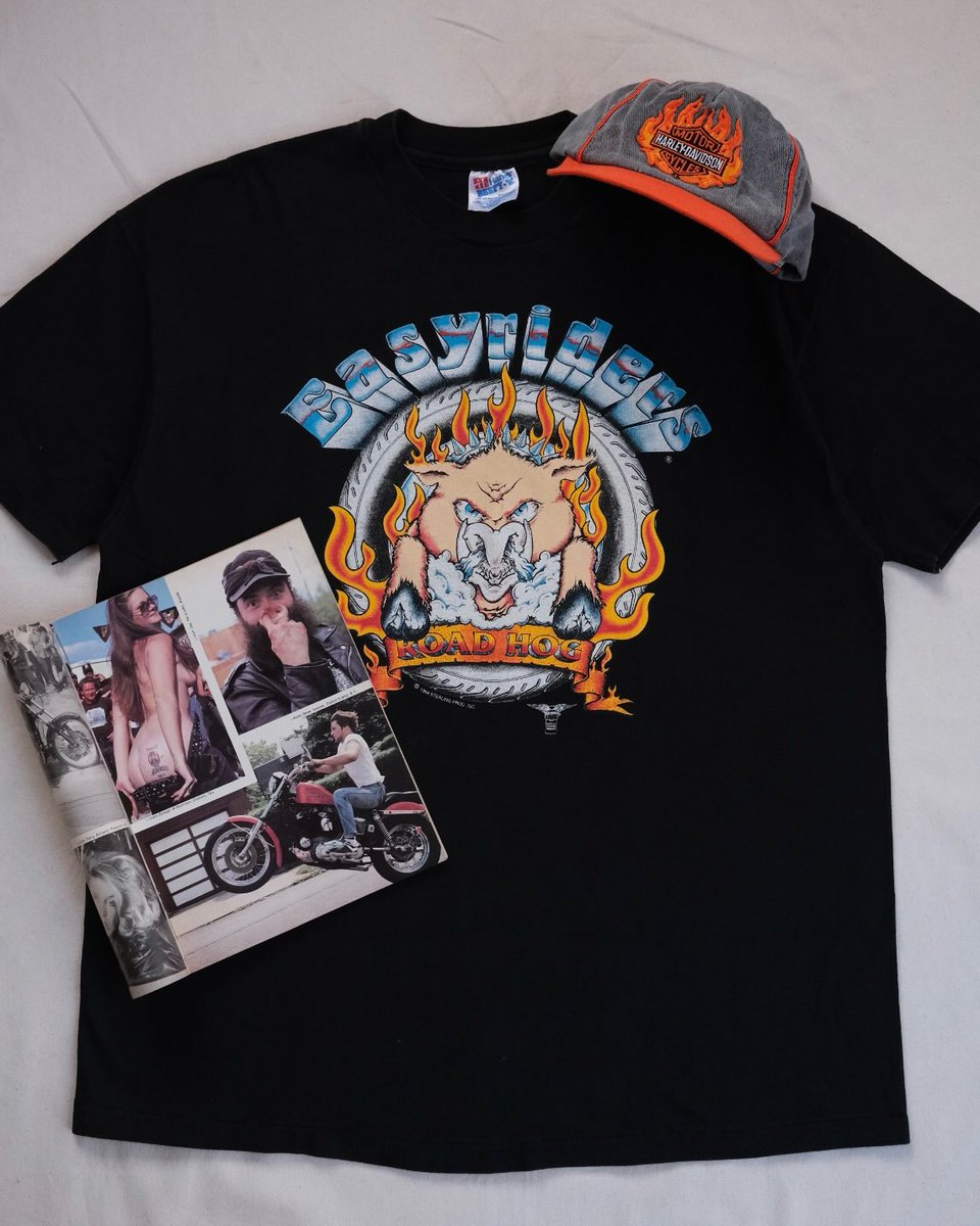 KizzyMcglawn's tweet photo. 90’s EASYRIDERS “ROAD HOG” T-Shirt 
Size/XL

EASYRIDERS, a magazine dedicated to custom bikes and biker lifestyle. Its hard-edged biker designs remain highly sought after. Features a flaming hog graphic, playful back print, and chrome-style https://t.co/WK7eV1XwS0
