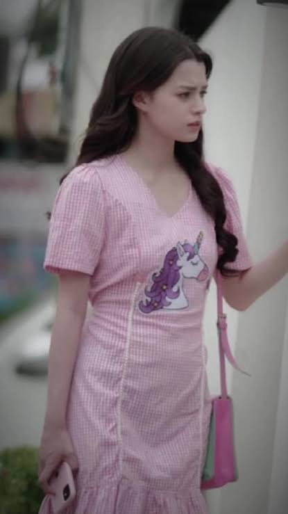 SuntDin_Mexic's tweet photo. Este vestido floreado de maternidad es el equivalente 2026 del vestido de unicornio de GAP de 2022😂

#LoveOnHireTheSeries https://t.co/DRVfR5HwAb