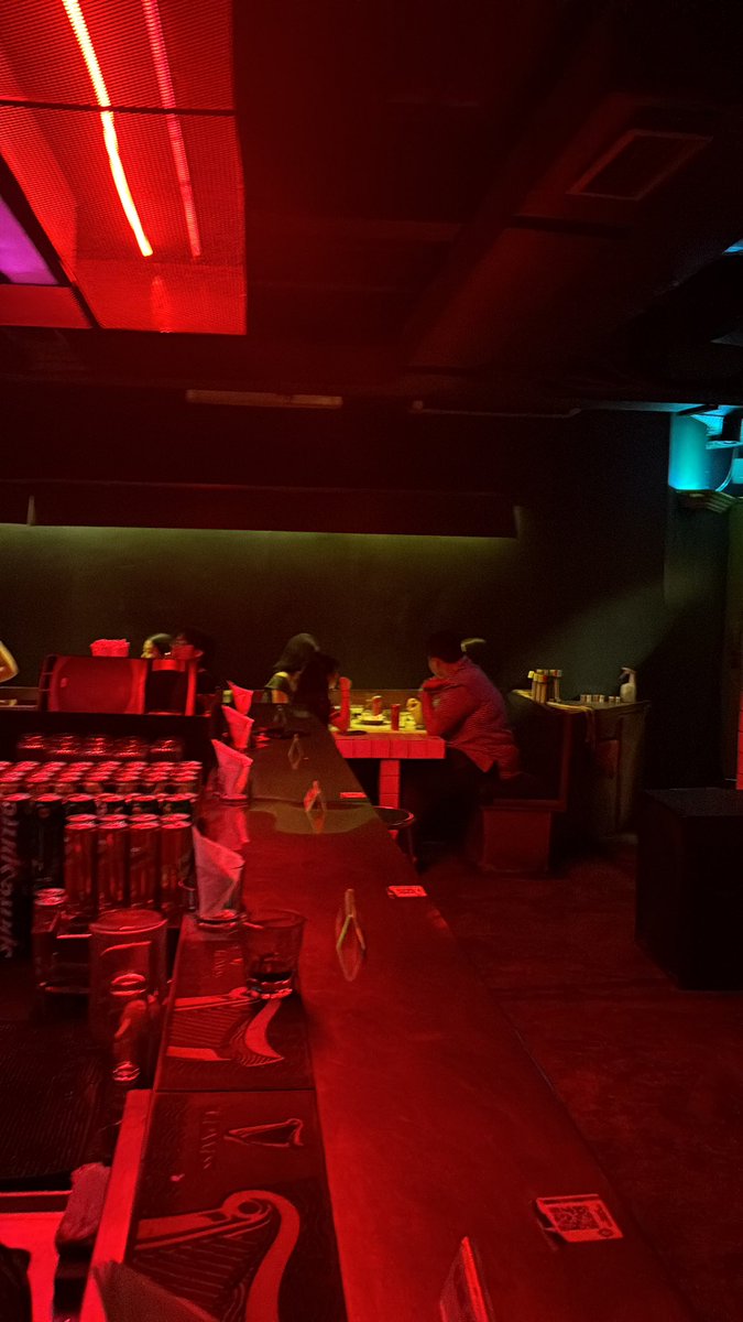 paramounct's tweet photo. people thought it was pitiful to drink alone in a bar, but i’d rather not. i have so many books and article on my reading list https://t.co/dCeMWO3OkQ