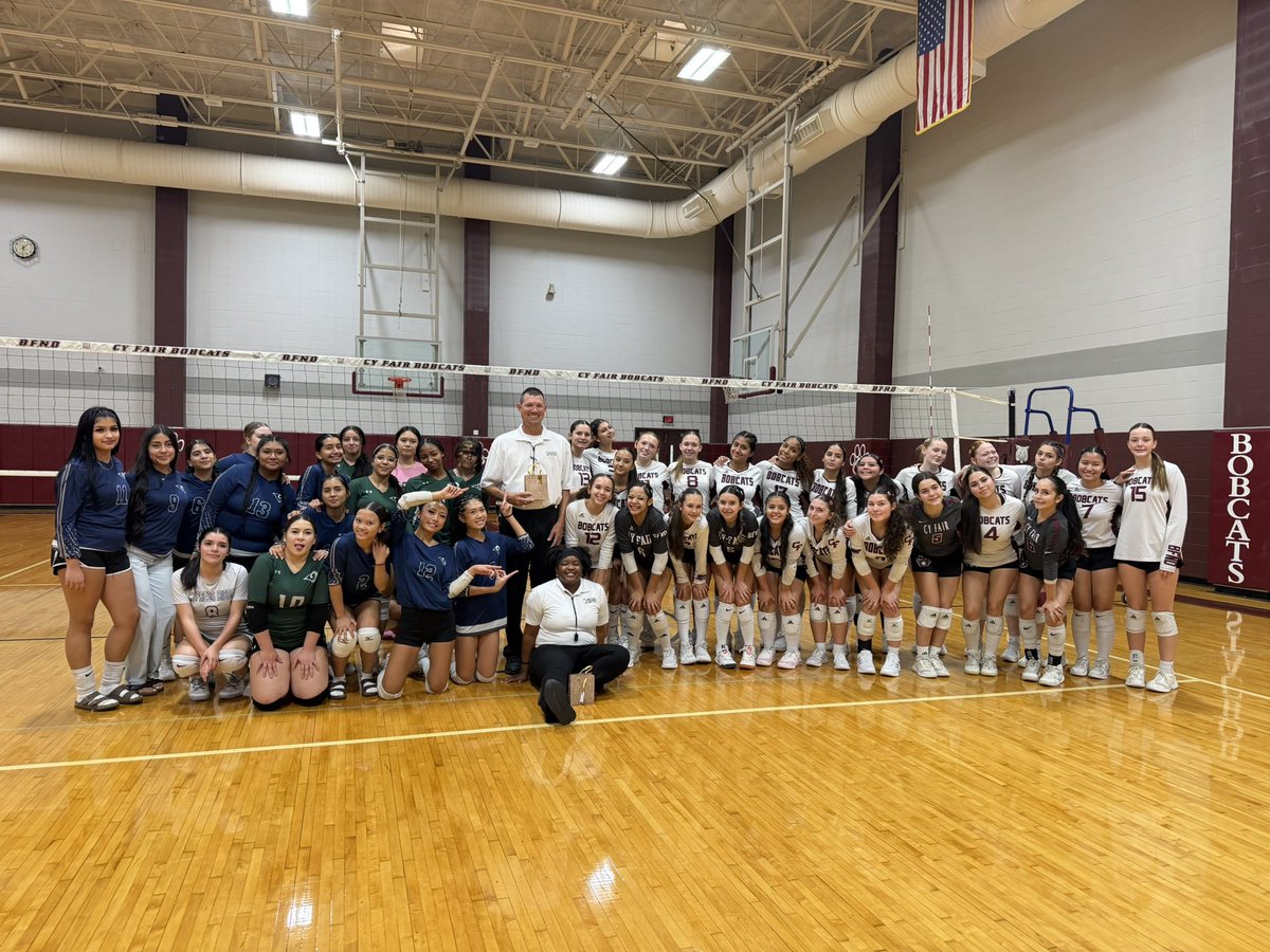 cyfairVBall's tweet photo. Loved sharing this night w/Ridge! Our officials R the best, we R so glad they choose 2 be a part of our vb community! Thank U 2 all who give their time 2 share this great game w/us! #officialsappreciationweek #HAVOCrefs #REFTOWNrefs @AVCAVolleyball @THSCAcoaches @CFISDAthletics https://t.co/p9ZgUv0p0m