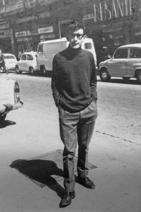 outsidersesp's tweet photo. "Papá, mamá:

Me ejecutarán mañana de mañana [27 de septiembre de 1975]. Quiero daros ánimos. Pensad que yo muero pero que la vida sigue. Recuerdo que en tu última visita, papá, me habías dicho que fuese valiente, como un buen gallego. Lo he sido, te lo aseguro. Cuando me fusilen mañana pediré que no me tapen los ojos, para ver la muerte de frente.

Siento tener que dejaros. Lo siento por vosotros que sois viejos y sé que me queréis mucho, como yo os quiero. No por mí. Pero tenéis que consolaros pensando que tenéis muchos hijos, que todo el pueblo es vuestro hijo, al menos yo así os lo pido. ¿Recordáis lo que dije en el juicio? Que mi muerte sea la última que dicte un tribunal militar. Ese era mi deseo. Pero tengo la seguridad de que habrá muchos más. ¡Mala suerte! ¡Cuánto siento morir sin poder daros ni siquiera mi último abrazo! Pero no os preocupéis, cada vez que abracéis a Fernando, el niño de Mary, o a Manolo haceros a la idea de que yo continúo en ellos. Además, yo estaré siempre con vosotros, os lo aseguro. Una semana más y cumpliría 25 años. Muero joven pero estoy contento y convencido. Haced todo lo posible para llevarme a Vigo. Como los nichos de la familia están ocupados, enterradme, si podéis, en el cementerio civil, al lado de la tumba de Ricardo Mella. Nada más. Un abrazo muy fuerte, el último.

Adiós papá, adiós mamá.

Vuestro hijo, José Humberto”