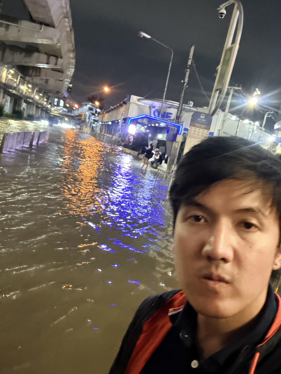 GoodySato's tweet photo. ย้ายมาดูฝั่งพหลฯ-ลาดพร้าวละครับ หลังจากไปลุยหลักสี่ทั้งวันกับ ส.ก.ที สถานการณ์ตอนนี้หน้าเซ็นทรัลลาดพร้าว ฝั่งหนึ่งจมครึ่งแข้ง อีกฝั่งจมครึ่งล้อ ใครที่ยังหารถกลับบ้านไม่ได้ มีรถทหารคอยรับส่งอยู่ครับ #น้ำท่วมกรุงเทพ #จตุจักร #PPLEFLOOD69 #พรรคประชาชน https://t.co/ZmRONYuyf5