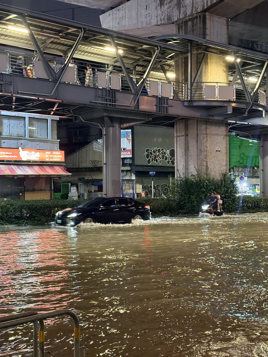 GoodySato's tweet photo. ย้ายมาดูฝั่งพหลฯ-ลาดพร้าวละครับ หลังจากไปลุยหลักสี่ทั้งวันกับ ส.ก.ที สถานการณ์ตอนนี้หน้าเซ็นทรัลลาดพร้าว ฝั่งหนึ่งจมครึ่งแข้ง อีกฝั่งจมครึ่งล้อ ใครที่ยังหารถกลับบ้านไม่ได้ มีรถทหารคอยรับส่งอยู่ครับ #น้ำท่วมกรุงเทพ #จตุจักร #PPLEFLOOD69 #พรรคประชาชน https://t.co/ZmRONYuyf5