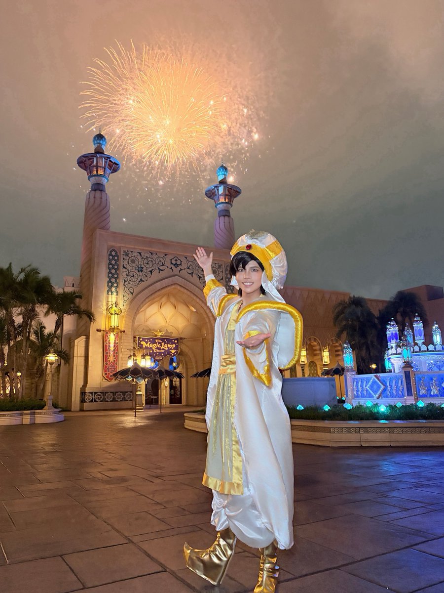 hasu_cos_d's tweet photo. 🌙 仮装 / アラジン

アラジャスの通常→結婚式でいました！
めちゃめちゃ突貫でつくってしまったのでリベンジします、必ず😭
この写真見てくれる方は薄目で見て😭

花火と撮っていただいたー！🎇

📷 優しい力リム様
#hasu_Dcos https://t.co/iB9kPO9whO
