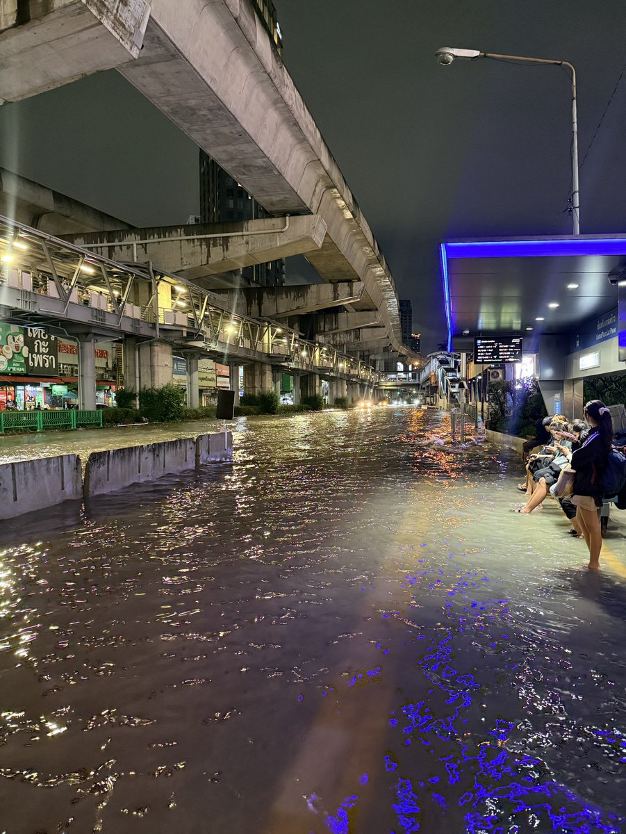 GoodySato's tweet photo. ย้ายมาดูฝั่งพหลฯ-ลาดพร้าวละครับ หลังจากไปลุยหลักสี่ทั้งวันกับ ส.ก.ที สถานการณ์ตอนนี้หน้าเซ็นทรัลลาดพร้าว ฝั่งหนึ่งจมครึ่งแข้ง อีกฝั่งจมครึ่งล้อ ใครที่ยังหารถกลับบ้านไม่ได้ มีรถทหารคอยรับส่งอยู่ครับ #น้ำท่วมกรุงเทพ #จตุจักร #PPLEFLOOD69 #พรรคประชาชน https://t.co/ZmRONYuyf5