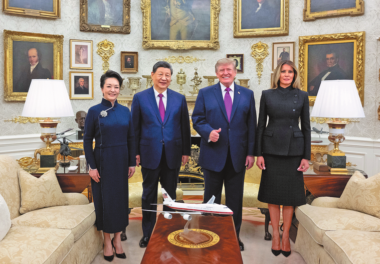 kaojack919's tweet photo. President Xi Jinping and his wife, Peng Liyuan, join US President Donald Trump and his wife, Melania Trump, for a group photo in the Oval Office of the White House on Thursday..@realDonaldTrump #XiJinping #ChinaUS https://t.co/yoZ06PsDgv