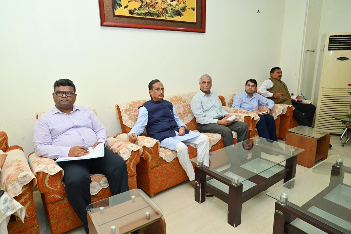 MediaRN_ANI's tweet photo. माननीय उपराज्यपाल डॉ. दिनेश शर्मा जी ने, जीबी पंत हॉस्पिटल, श्री विजयपुरम, अंडमान में संकाय सदस्यों एवं चिकित्सकों के साथ संवाद के दौरान मूलभूत चिकित्सा सेवाओं की बहाली हेतु एक ठोस कार्य योजना तैयार करने के निर्देश दिए, ताकि सेवाओं को शीघ्र सुचारू संचालित किया जा सके।निरीक्षण के दौरान खराब वेंटिलेटरों को ठीक कराने को कहा। अस्पताल में कार्यरत जूनियर डॉक्टर की संख्या बढ़ाने को कहा।इसके साथ ही संविदा के आधार डॉक्टर की उपलब्धता पर विचार, डॉक्टरों के कार्यकाल में स्थिरता लाने तथा ANIIMS में MBBS और PG पाठ्यक्रमों की सीटें बढ़ाने के लिए संबंधित केंद्रीय सरकार के संस्थाओं को प्रस्ताव भेजने के निर्देश भी दिए।

@VPIndia @PMOIndia @HMOIndia @MoHFW_INDIA @moayush @MinOfCooperatn @MinofCulture @tourismgoi @MoRD_GoI @PibHomeAffairs @PIB_India