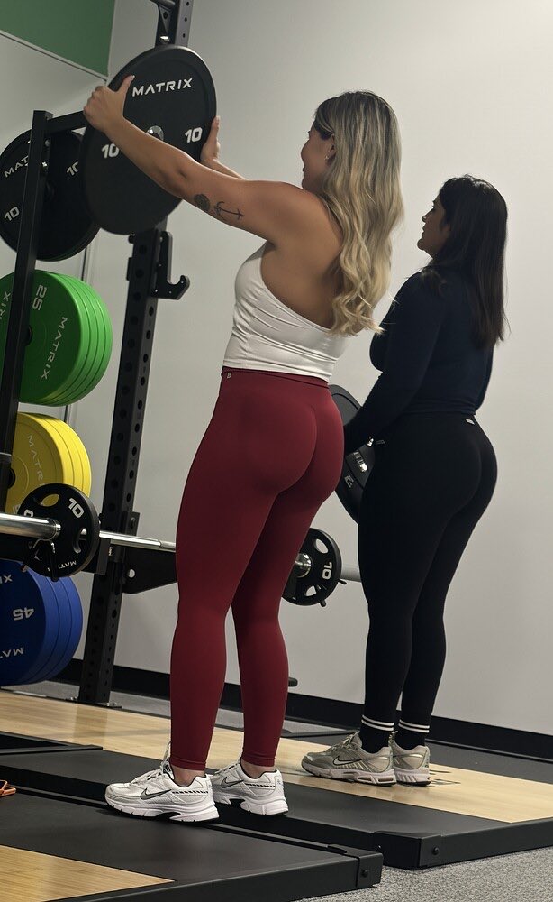 CarlTouch's tweet photo. This is why we get high and go to the gym. #candid #candidshot https://t.co/dwu5rQdReC