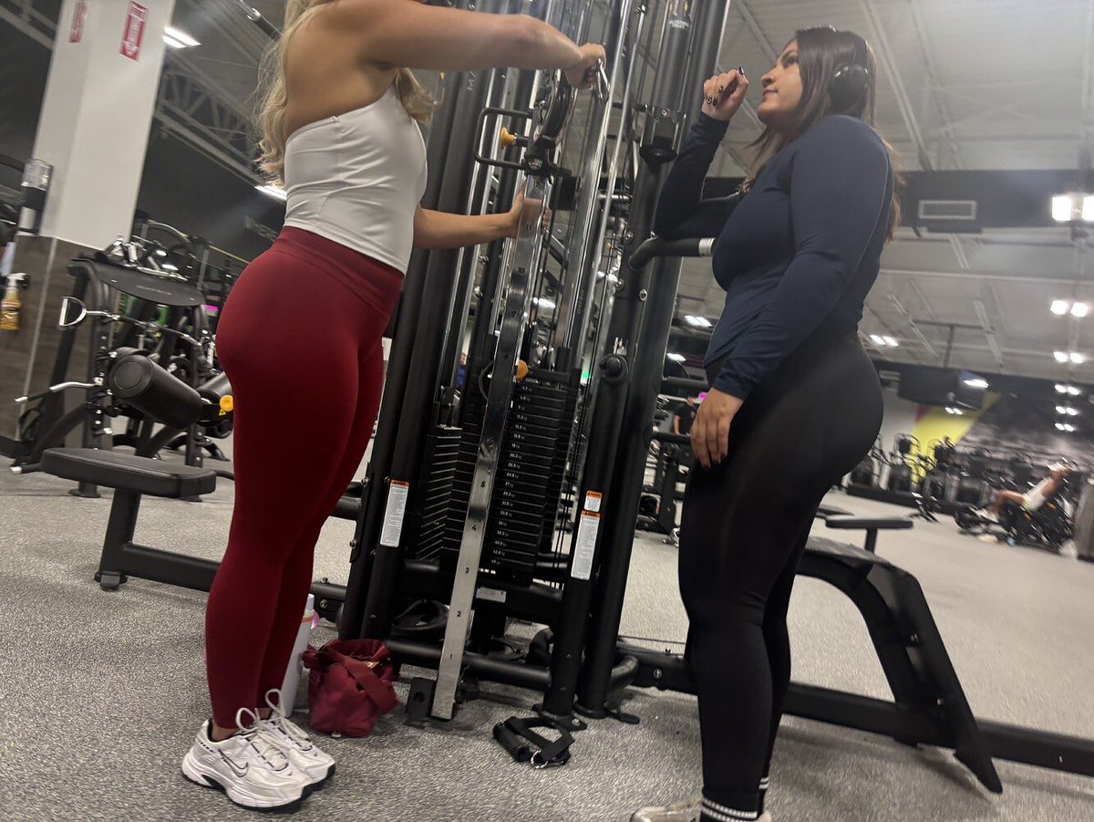 CarlTouch's tweet photo. This is why we get high and go to the gym. #candid #candidshot https://t.co/dwu5rQdReC