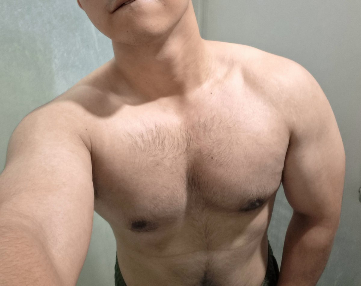 softbuntooth_'s tweet photo. Same outfit, same routine, new gym. Akhirnya bisa dumbell chest diatas 25 kg karna gym sebelumnya mentok 25kg dumbell gym nya 😅 masih bingung gimana ya cara bentuk chest bulet montog kayak orang orang https://t.co/S0NqwlgnFG