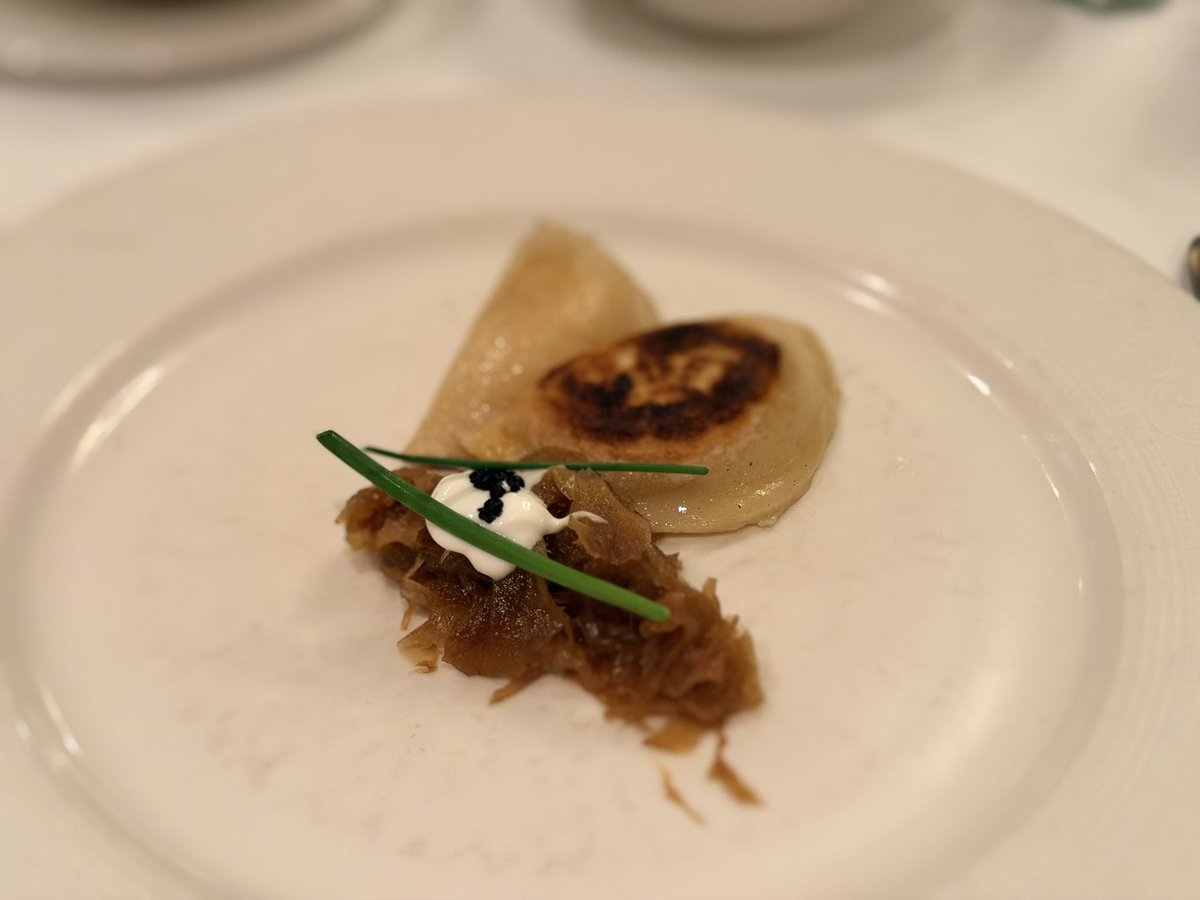 d___Disney's tweet photo. まずは前菜🍴
『Fried Pierogies』←オススメ
『Sven’s Carrot Soup』
『Jarlsberg Cheese Tart』
おすすめはピエロギ!
日本で言うところの餃子に似てました🤤
ポーランドや東欧で食べれるとのこと!
#DM_DISNEY_LOG https://t.co/TAZDCdU9Zv