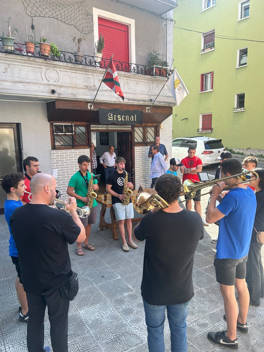 Bonberenea's tweet photo. BONBERENEA TXARANGA-k aurkezten du:50.Arsenal elkartearen urteurrena!!!2026ko irailaren 26an!!!oso ona!!!eskerrik asko!!!zorionak elkartekoei!!!

bonberenea txaranga 2003.urtetik…

https://t.co/uVsesxz8fL https://t.co/FQebpvPX3k