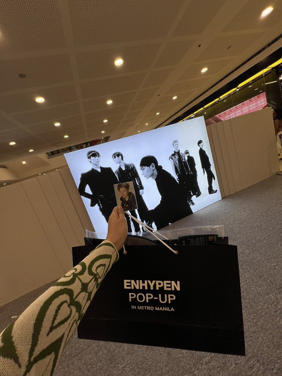 jayrikiluvr's tweet photo. happy girl today!! enhypen pop up was so fun! ang babait nang staffs and kilala talaga nila all members! they have biases din 😆 thank you rin kay Ate na kadaldalan ko sa cloth banner area! gets na gets nya dilemma ko if bibili or hindi 😂 meet engenes also! 🫶 https://t.co/F90PZoxi8A