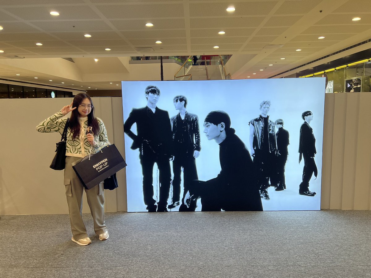jayrikiluvr's tweet photo. happy girl today!! enhypen pop up was so fun! ang babait nang staffs and kilala talaga nila all members! they have biases din 😆 thank you rin kay Ate na kadaldalan ko sa cloth banner area! gets na gets nya dilemma ko if bibili or hindi 😂 meet engenes also! 🫶 https://t.co/F90PZoxi8A