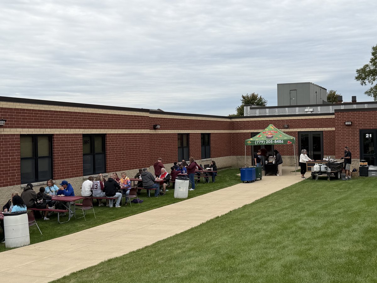 LockportHS205's tweet photo. 🍂 Yesterday was the perfect fall day for our Porter staff & their families to come together for our Homecoming Staff & Family Celebration!
Thank you to our Personnel Department for planning and hosting this year’s celebration.
#PorterPride https://t.co/oUs1r8yk7e