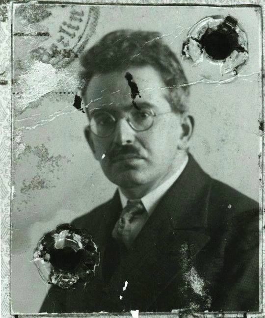 PublicDomainRev's tweet photo. #OnThisDay in 1940, the philosopher, literary critic, and essayist Walter Benjamin died by suicide in the Spanish border town of Portbou whilst on the run from the Nazis. Here's Anca Pusca on the relevance of Benjamin’s oeuvre in a digital age: https://t.co/G69DFFt80J #otd https://t.co/i0MHdHgbZ2