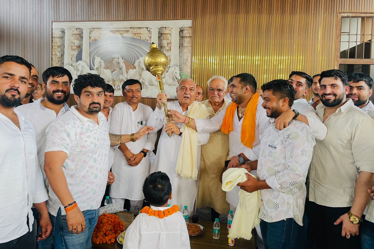 BhupinderShooda's tweet photo. आज गांव घुसकानी, गढ़ी सांपला किलोई में...

पूरे हरियाणा में भाजपा के पास बताने को एक काम नहीं है और कांग्रेस का काम आज भी बोल रहा है। 2005 से 2014 के बीच कांग्रेस द्वारा किए गए अनगिनत विकास कार्य और स्थापित परियोजनाएं आज भी हरियाणा की जनता की सेवा कर रही हैं। https://t.co/1jEMG2JM7a